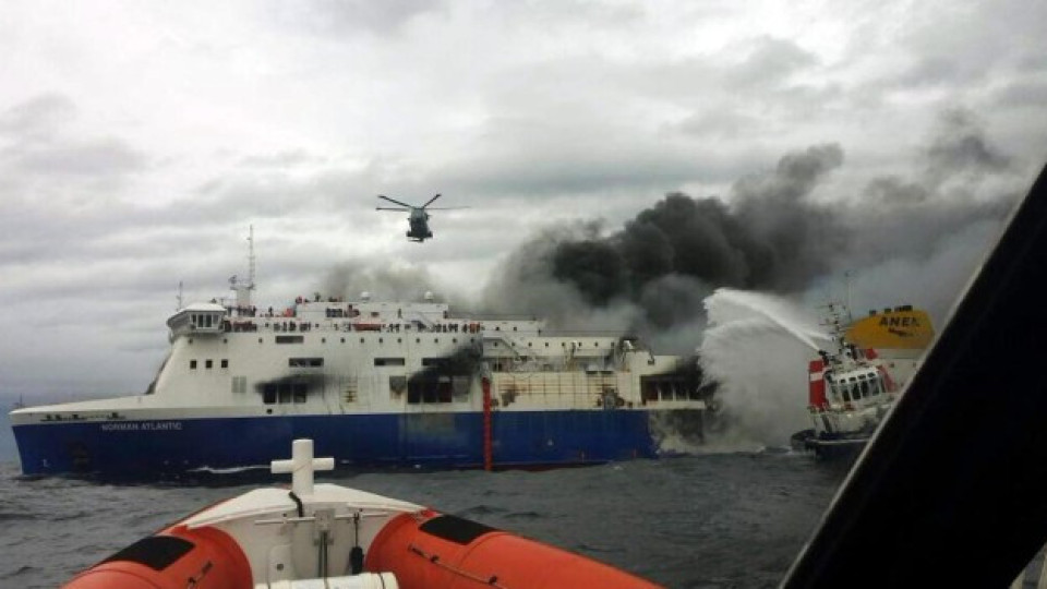 Изгорелият кораб акостира, има ли оцелели на борда | StandartNews.com