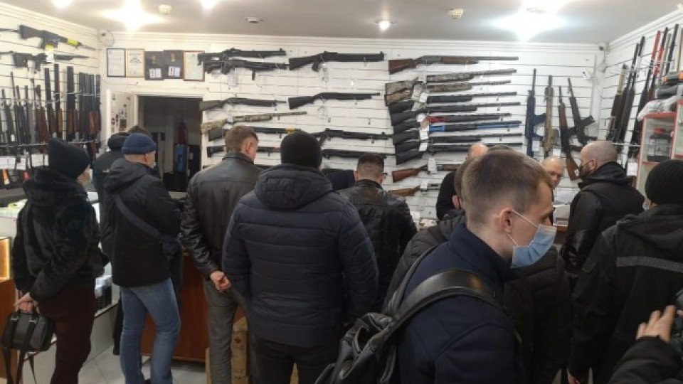 Украинците изкупиха пушките. Масово въоръжаване | StandartNews.com