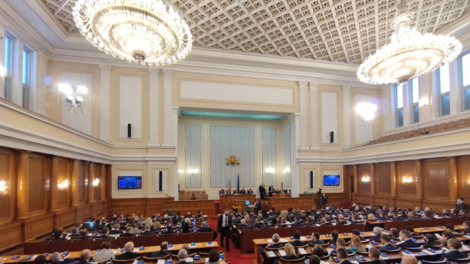 Парламентът зацикли за Украйна. БСП напусна | StandartNews.com