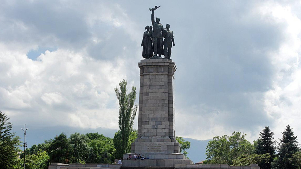 Трайчо Трайков мести паметника на съветската армия | StandartNews.com