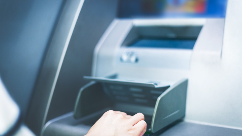 Мъж подари на жена си личен банкомат за ЧРД | StandartNews.com