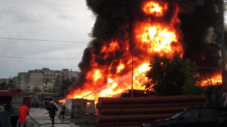 Десетки евакуирани в Пловдив, жена и дете са в токсикология