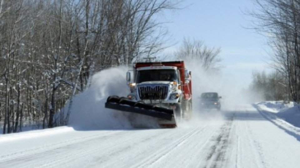 Снежният ад обърна автомобили, спря тока | StandartNews.com