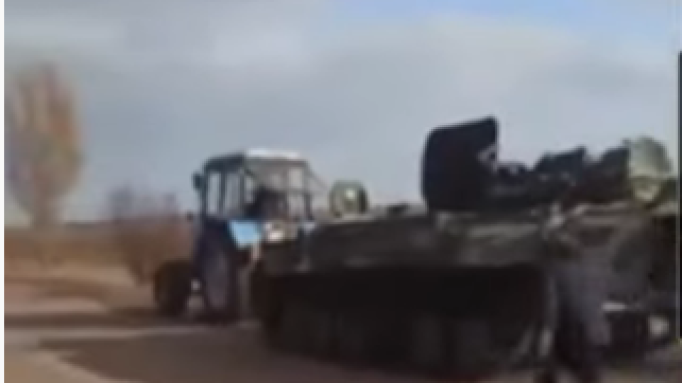 Пълен абсурд! Роми задигнаха руски танк с трактор (Видео) | StandartNews.com