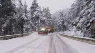 Снежна драма в Северозапада, пътищата блокирани