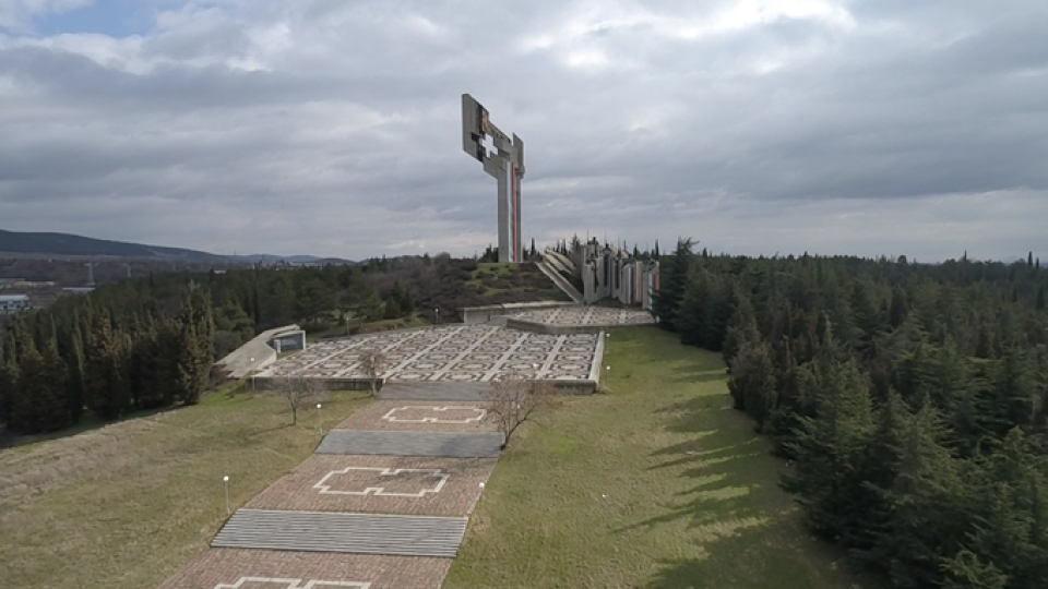 32-метров трибагреник обгърна „Самарското знаме“ в Стара Загора | StandartNews.com