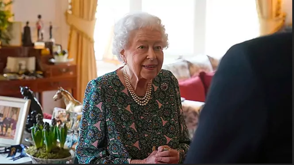 Кралицата се появи за пръв път след ковида, с кого разговаря | StandartNews.com