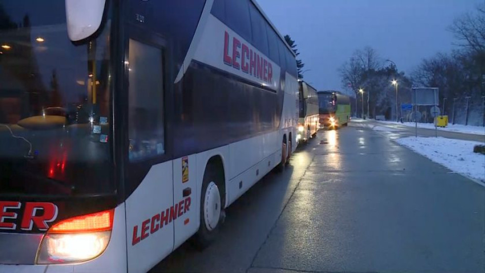 Външният министър посреща автобуси с евакуирани от Украйна | StandartNews.com