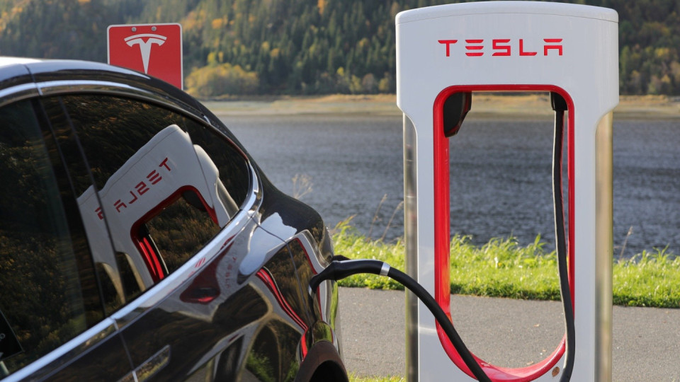 Tesla с безплатно зареждане на бягащи от Украйна с електромобили | StandartNews.com