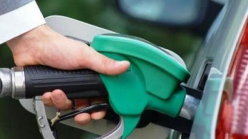 Шок с цената на бензина! Опашки пред колонките | StandartNews.com