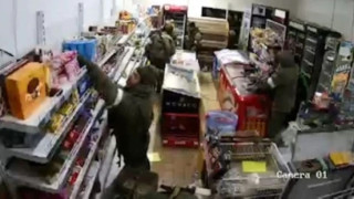 Позор! Какво правят "освободителите" по магазините в Украйна