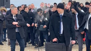 Вижте екшъна на Шипка. Замерят и освиркват Петков (ВИДЕО и СНИМКИ)