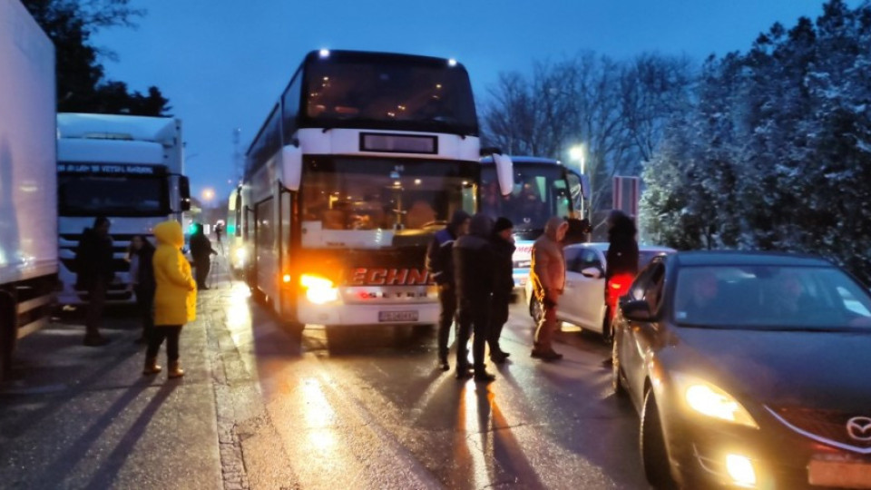 Външно пуска редовни автобусни линии за бягащите българи | StandartNews.com