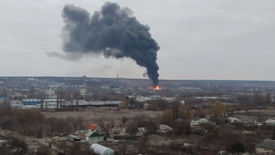 Взрив в Луганск, гори нефтена база | StandartNews.com