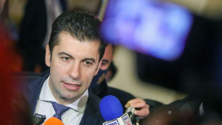 Кирил Петков взе съвет от шофьор на пътя (СНИМКА)