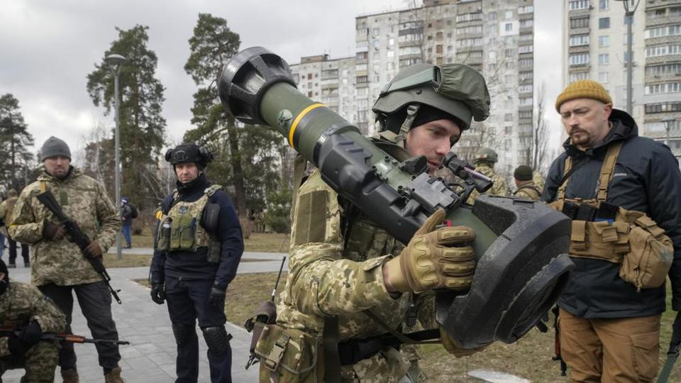 Киевчани хващат базуките. Как ще бранят столицата? | StandartNews.com