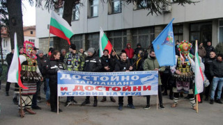 Полицаи и кукери заедно на протест, какво поискаха