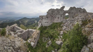 Устра - израстнала от камъка и пожалена от времето