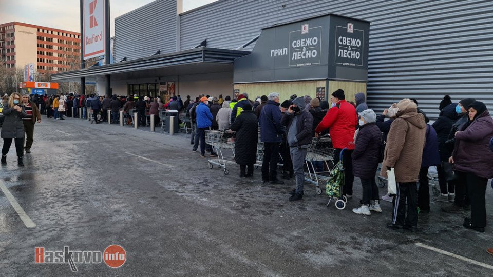 Нов цирк. Полиция пази пазаруващите у нас | StandartNews.com