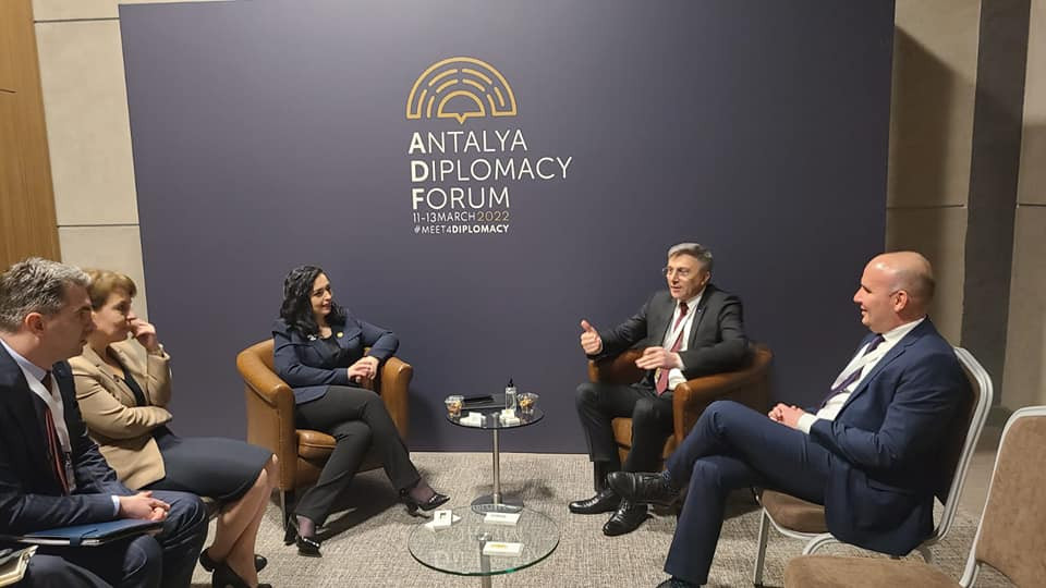 Форумът в Анталия! Карадайъ се срещна с президента на Косово | StandartNews.com