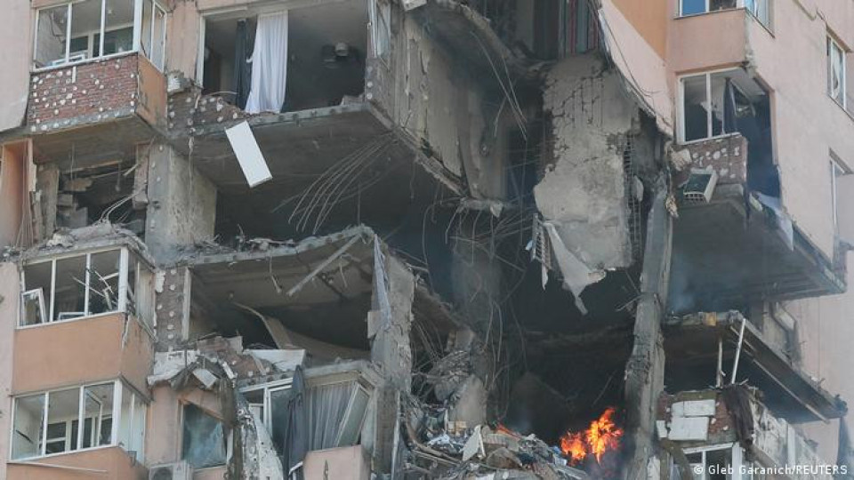 Ужасът в Киев! Руски снаряд удари жилищен блок | StandartNews.com