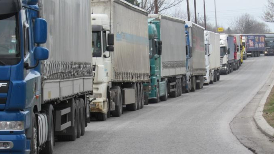 Какво се случва? Камиони със зърно блокираха границата | StandartNews.com