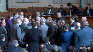 На косъм от бой в парламента! Минчев разпусна депутатите в почивка