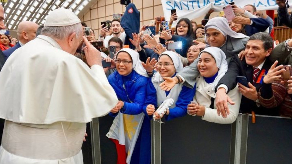 Папата вкарва жени във Ватикана, кардиналите разтревожени | StandartNews.com