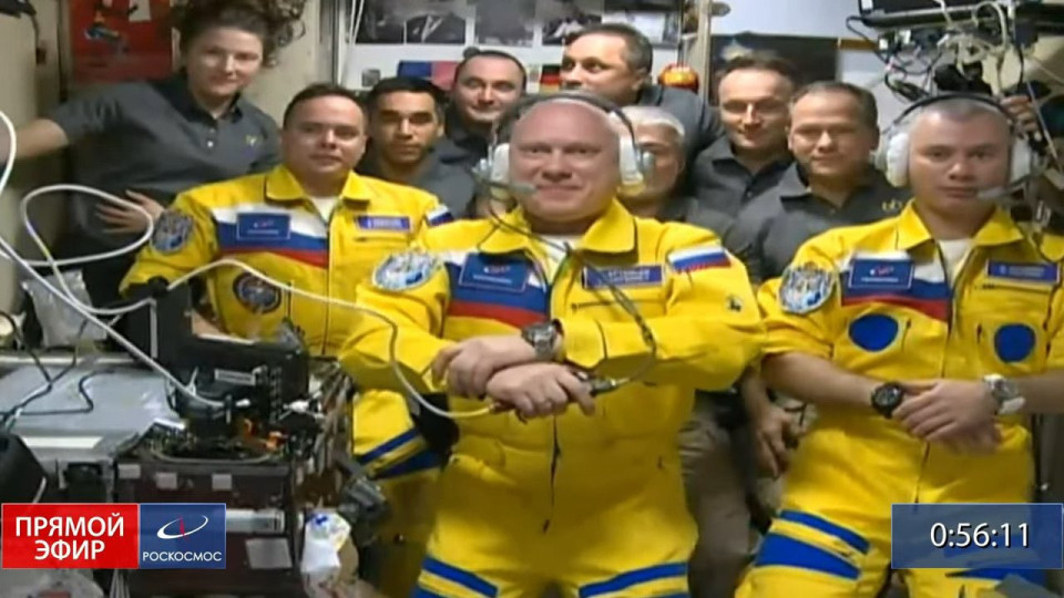 Руски космонавти пристигнаха на МКС с украински цветове | StandartNews.com