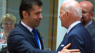 Петков в прегръдка с Байдън, какво обсъждат
