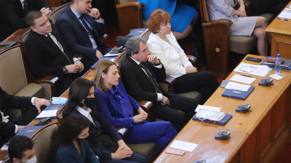 Хората на Слави напуснаха залата, напрежение с Продължаваме промяната | StandartNews.com