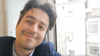 Министър пуска видео от кабинета си. Невероятна причина (КЛИП)