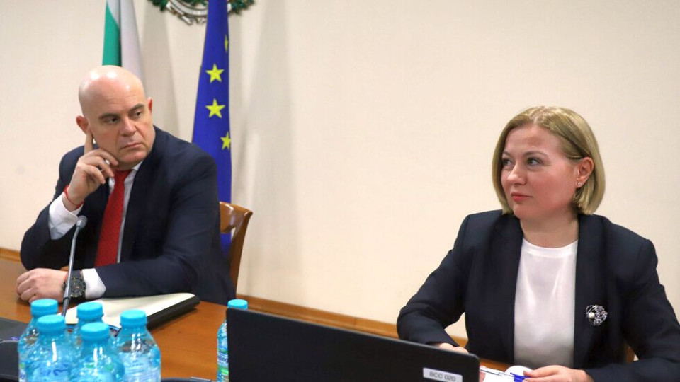 Двойна атака срещу Гешев във ВСС, правосъдната министърка чака | StandartNews.com