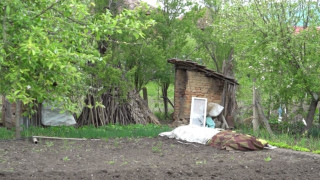 С телевизор, но без вътрешна тоалетна. Как живеят българите