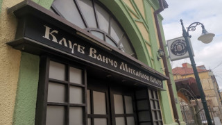 Петков на спорно посещение в Македония, открива български клуб