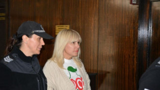 Пращат обратно в родината осъдена румънска министърка
