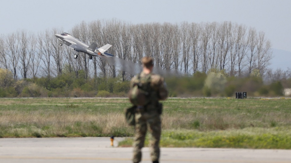 Чужди агенти налазиха нидерландски пилот на F-35 у нас | StandartNews.com