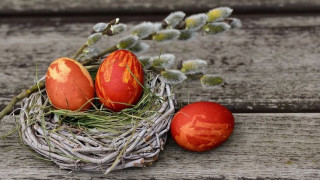 За Великден: Как да оцветите яйцата с естествени бои