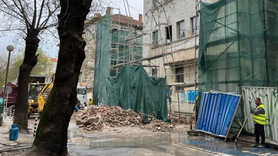 Ужас в София! Фасада рухна върху тротоар (СНИМКИ) | StandartNews.com