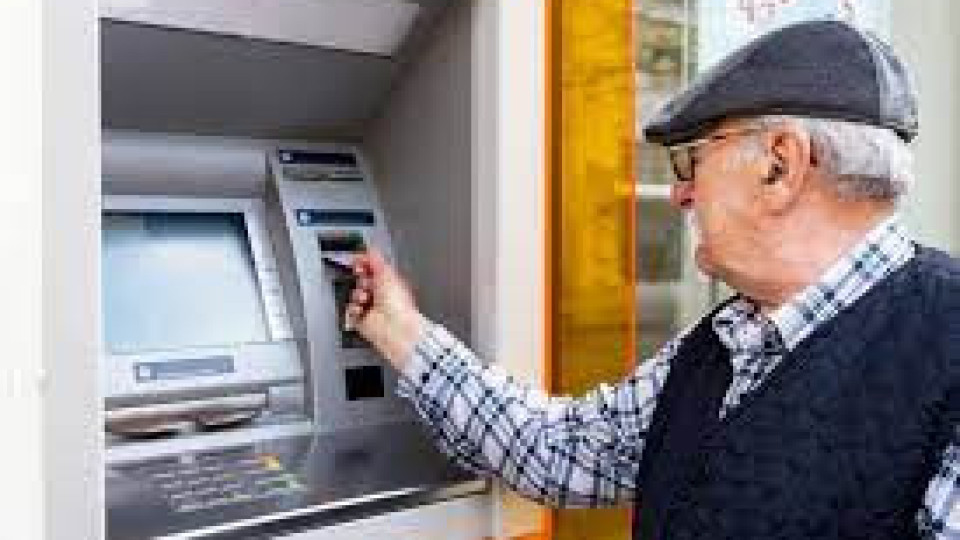 Теглиш пенсията през банкомат? Ето колко изяждат таксите | StandartNews.com