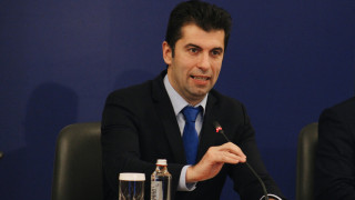 Експерт  с отровна стрела по кабинета. Сравнението