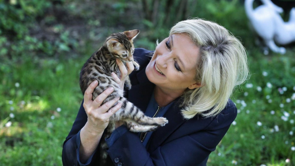 Марин Льо Пен избра да бъде котка, Макрон остана куче | StandartNews.com
