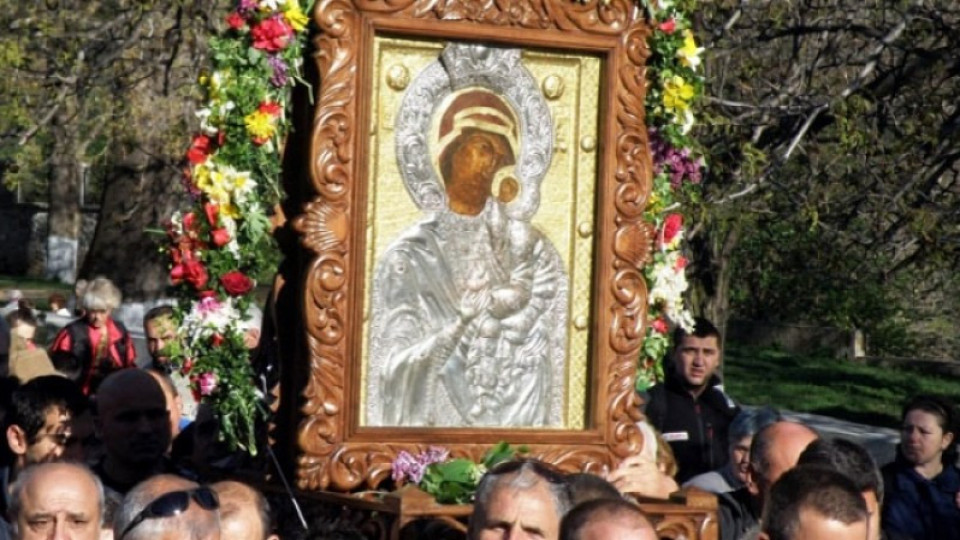 Вярващи се молят за чудо на Бачковската Света Богородица | StandartNews.com