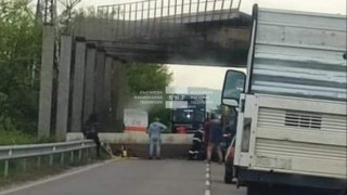 Ужас на пътя: Двама души затиснати в колата си