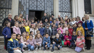 Митрополит Киприан благослови първите боядисани яйца на децата от детските градини