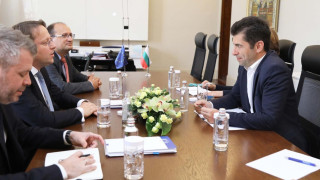 Петков прие еврокомисар. Какво му обеща за Северна Македония?