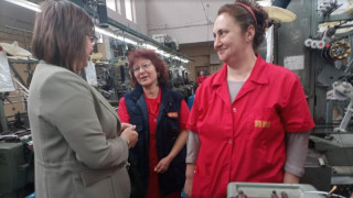 Нинова изненада работници, каза им какво ще става с цените