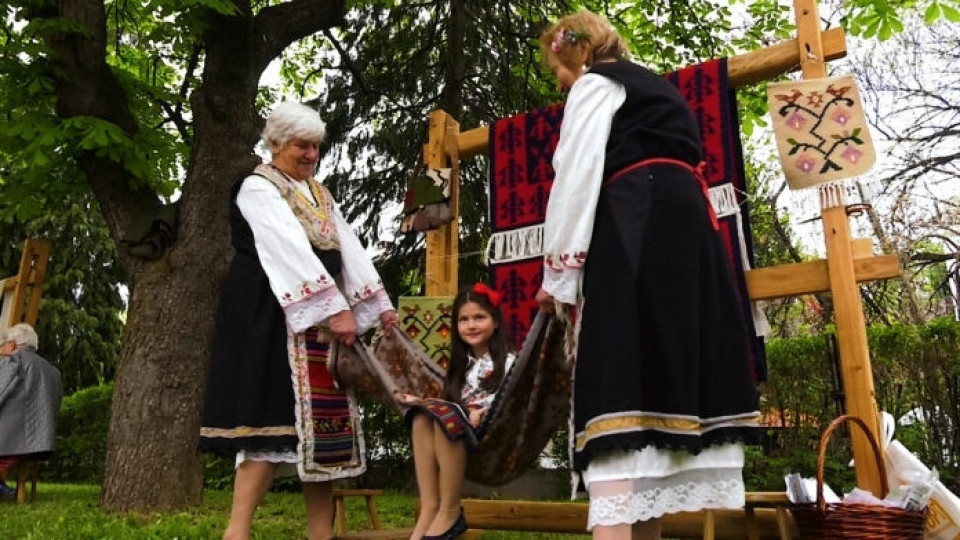 Уникално! Шейховете си правели шатрите с чипровски килими | StandartNews.com