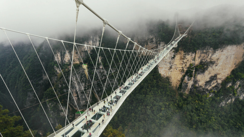 Фурор! Къде откриха най-дългия стъклен мост в света | StandartNews.com