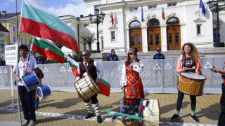 Голяма драма пред парламента. Два протеста